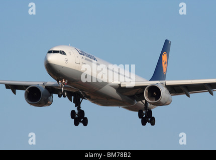 Lufthansa Airbus A330-300 Langstrecken Passagier Flugzeug fliegen auf Final Approach. Nahaufnahme, Ansicht von vorne. Stockfoto