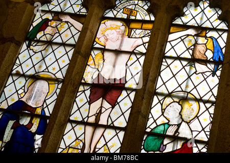 Ein Glasfenster in der Kapelle im Cotehele Tudor Manor House in der Nähe von Saltash in Cornwall, England, UK Stockfoto