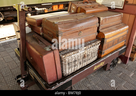 Alte Koffer auf einem Träger-Wagen am Bahnhof Bewdley Teil des Severn Valley Steam Railway Worcestershire UK Stockfoto