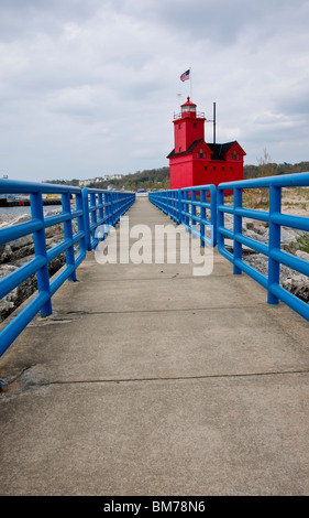 Holland Michigan MI eine Fernansicht des Big Red Leuchtturms und einer Promenade am Lake Michigan sehr hochauflösende Hochauflösung im Hochformat Stockfoto