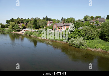 Blick von der Fußgänger Fußgängerbrücke über den Fluss Severn des oberen Arley Dorf Worcestershire UK Stockfoto