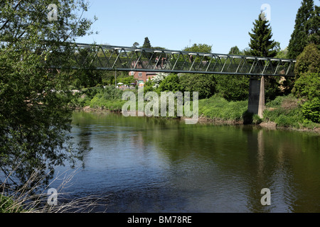 Blick auf die Fußgänger Fußgängerbrücke über den Fluss Severn mit Dorf des oberen Arley im Hintergrund Worcestershire UK Stockfoto