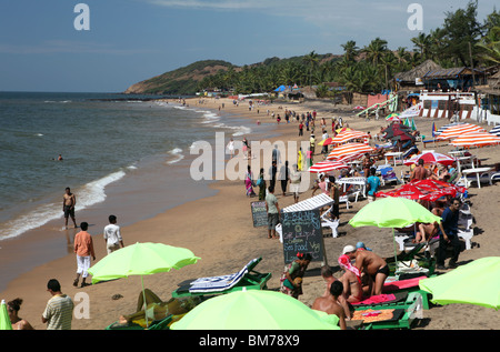 Menschenmassen am Strand von Anjuna, im nördlichen Goa, Bundesstaat Goa, Indien. Stockfoto