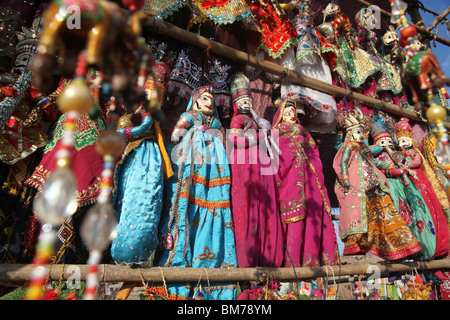 Indische Puppen auf dem Display in Anjuna Flohmarkt, die wöchentlich in Anjuna in Goa, Indien stattfindet. Stockfoto