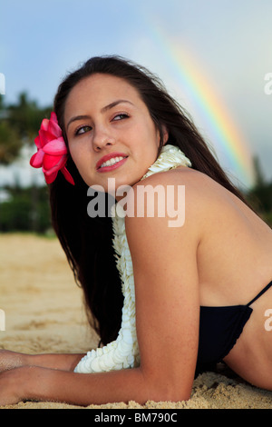 schöne junge Frau am Strand von Lanikai bei Sonnenaufgang Stockfoto