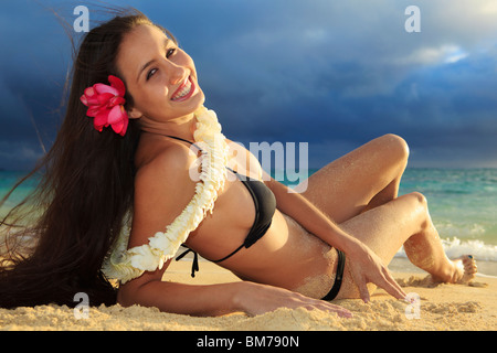 schöne junge Frau am Strand von Lanikai bei Sonnenaufgang Stockfoto