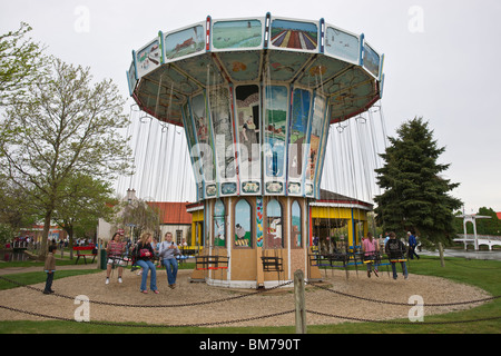 Tulip Time Festival Dutch Holland Michigan in den USA US Kids schwingt auf einem authentischen alten Karussell Merry-Go-Round öffentlichen Garten eine Messe Hi-res Stockfoto