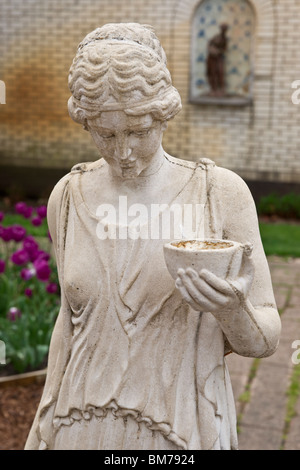 Tulip Time Festival Dutch Holland Michigan in den USA Eine klassische Statue einer Frau, die einen Becher in der Hand hält Stockfoto