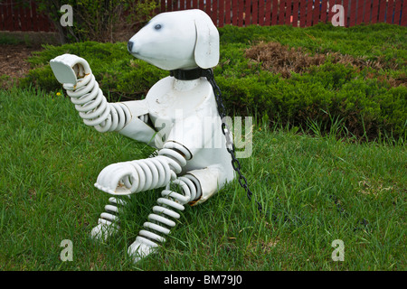 Tulip Time Festival Dutch Holland Michigan in den USA Moderne Padnos-Skulptur eines geketteten weißen Hundes aus Metallschrott-Hi-res Stockfoto