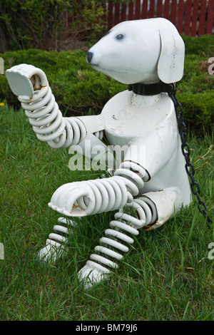 Tulip Time Festival Dutch Holland Michigan in den USA Moderne Padnos-Skulptur eines geketteten weißen Hundes aus Metallschrott-Hi-res Stockfoto