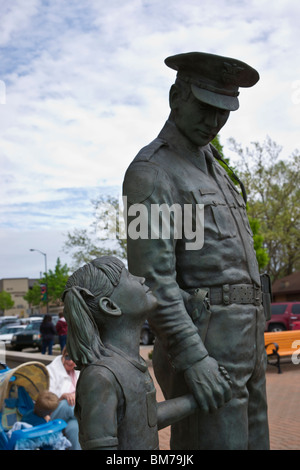 Tulip Time Festival Dutch Holland Michigan in den USA die Skulpturengruppe Protector zeigt einen Polizisten, der die Hand eines kleinen Mädchens hochauflösende Bilder hält Stockfoto