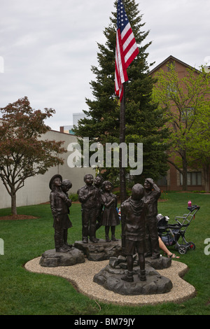Pledge of Allegiance Skulptur, die eine Gruppe von Kindern zeigt, die sich der amerikanischen Flagge in Holland, Michigan, USA, treu machen Stockfoto