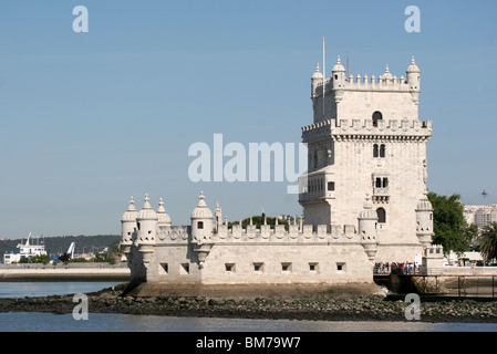 Der Torre de Belém (Turm von Belem) am Ufer des Flusses Tejo, Lissabon. Stockfoto