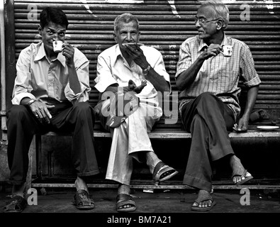 Männer trinken Tee in der Altstadt von Ahmedabad, Gujarat, Indien Stockfoto