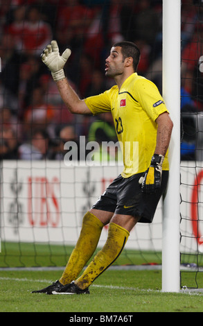 Torhüter Volkan Demirel der Türkei leitet seine Verteidigung während eines Fußballspiels UEFA Euro 2008 gegen die Schweiz 11. Juni 2008 Stockfoto