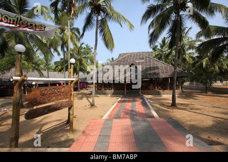 Eiscafé und Restaurant im traditionellen Kerala Architektur am Snehatheeram Strand, Thalikulam, Thrissur, Kerala, Indien Stockfoto