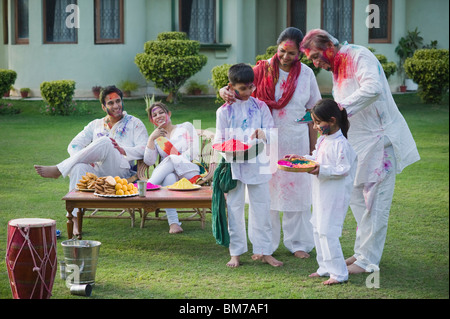 Familie feiern holi Stockfoto