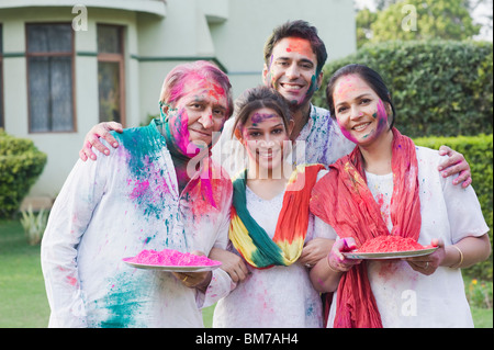 Familie feiern Holi Stockfoto