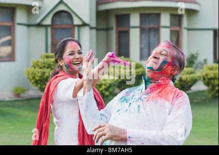 Paar feiern Holi Stockfoto