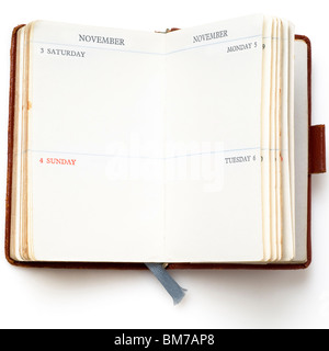eine alte Lederbezug Kalender auf weiß Stockfoto