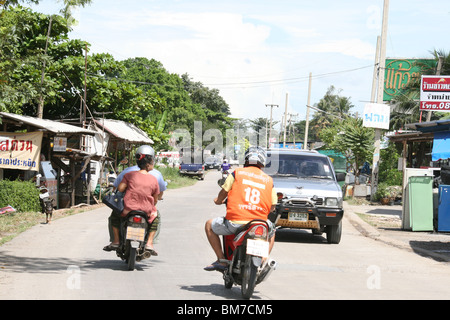 Verkehr auf einer Straße in Bangkok, Thailand. Stockfoto