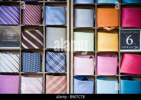 Bindungen in einem Schaufenster angeordnet Stockfoto