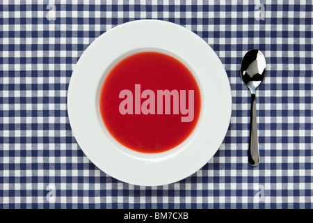 Erhöhte Ansicht einer Schüssel Tomatensuppe Stockfoto