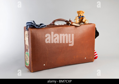 Ein Teddybär auf einem alten Koffer Stockfoto