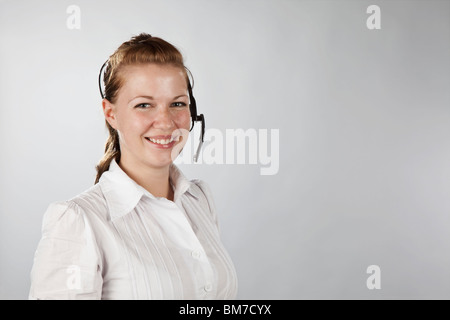 Porträt einer jungen Frau mit einem Kopfhörer Stockfoto