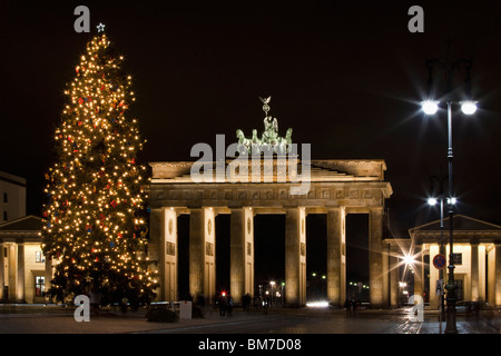 Brandenburger Tor hinter einem Weihnachtsbaum in der Nacht, Berlin, Deutschland Stockfoto