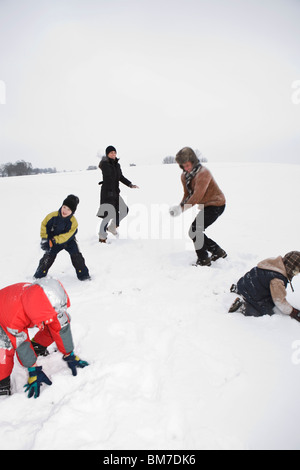 Eine fünfköpfige Familie mit einer Schneeballschlacht Stockfoto