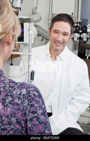 Ein Augenarzt eine Spaltlampe Biomicroscope-Prüfung an einem Patienten tun Stockfoto