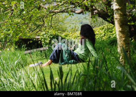 Frau, meditieren in Kelch auch Gärten Glastonbury Somerset England Vereinigtes Königreich Stockfoto