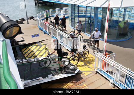 Radfahrer auf North Shields Fähre über den Tyne Ferry, North East England, Großbritannien Stockfoto