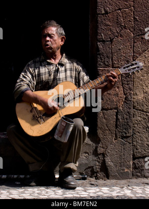 Ein blinder Straßenkünstler singt traditionelle mexikanische Lieder für Touristen in Taxco de Alarcón, Bundesstaat Guerrero, Mexiko. Stockfoto