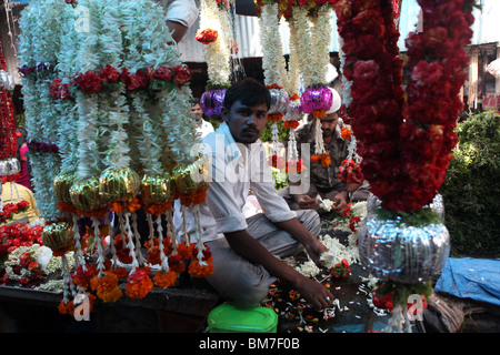 Blumengirlanden für Verkauf im Devaraja Markt in Mysore, Karnataka, in Mysore, Karnataka, Indien. Stockfoto