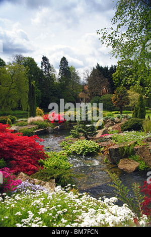 Wasserfall und Steingarten in Kilver Hofgarten, Shepton Mallet, Somerset, England, UK Stockfoto