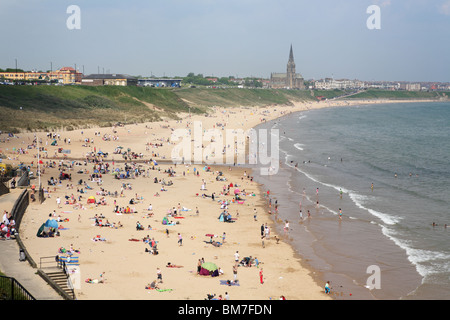 Menschen genießen eine Mini-Hitzewelle am 23. Mai 2010 am Longsands Strand von Tynemouth, England, UK Stockfoto