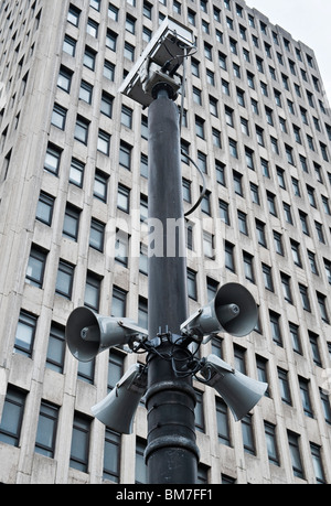 CCTV-Kamera und Lautsprecher vor einem düsteren Bürogebäude aus Beton in der Sauchiehall Street, Glasgow, Schottland, Großbritannien Stockfoto