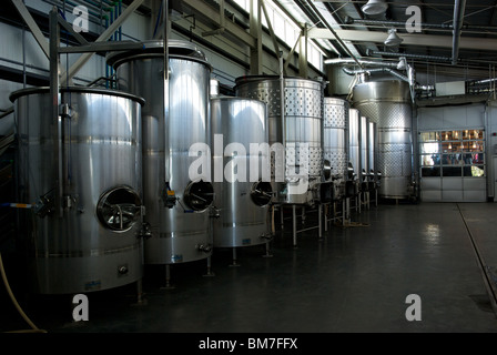 Großer Wein Gärung Edelstahltanks in Tantalus Weinberge Weingut Keller leer nach der Abfüllung Frühling Stockfoto