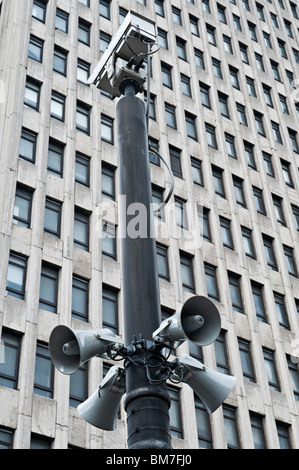 CCTV-Kamera und Lautsprecher vor einem düsteren Bürogebäude aus Beton in der Sauchiehall Street, Glasgow, Schottland, Großbritannien Stockfoto