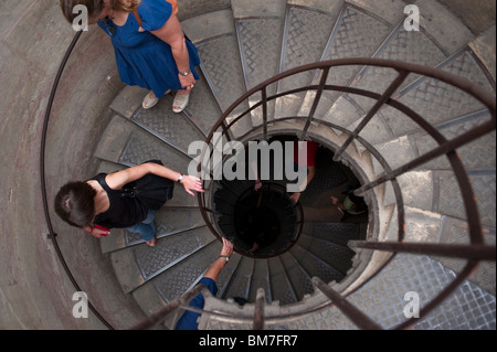 Wendeltreppe, im Arc de Triomphe, Französische Denkmäler, Paris, Frankreich, People Stairs Walking Stockfoto