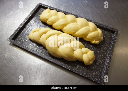 Zwei geflochtenen Brote gebacken werden warten Stockfoto