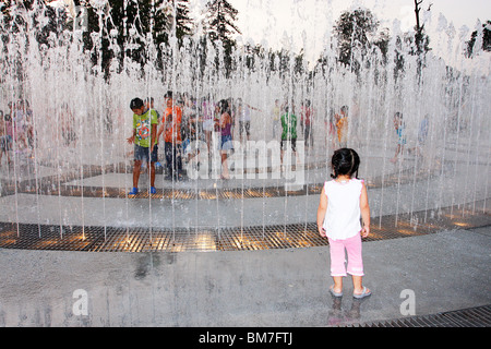 Kinder spielen in einem der vielen Brunnen Magic Wasser Tour, Park des Reservats, Lima, Mexiko Stockfoto