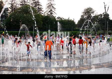 Kinder spielen in einem der vielen Brunnen Magic Wasser Tour, Park des Reservats, Lima, Mexiko Stockfoto