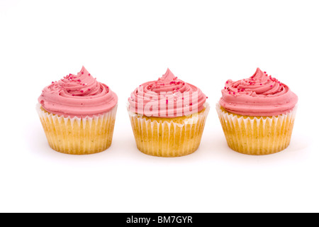 drei rosa Tasse Kuchen auf weißem Hintergrund Stockfoto
