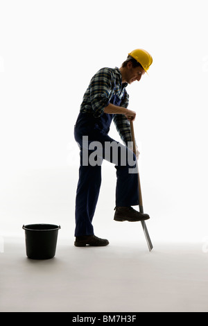 Ein Bauarbeiter mit einer Schaufel zu graben Stockfoto