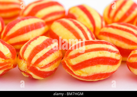 hart gekochtes gestreiften Süßigkeiten auf weißem Hintergrund Stockfoto