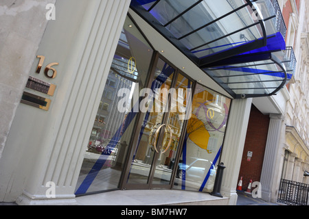 Leicht geneigten Aspekt des Haupteingangs Restaurant Quaglinos in Bury St, London SW1. Stockfoto