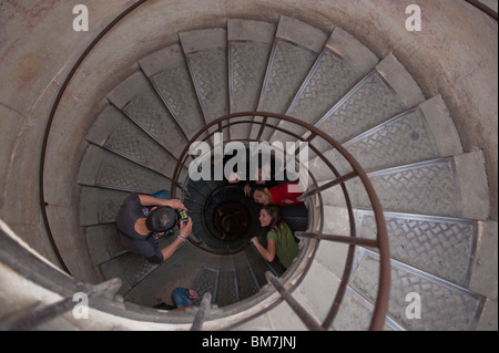 Hochwinkel, Wendeltreppe, Personen in kleiner Gruppe, posieren für Fotos, im Arc de Triomphe, französische Denkmäler, Paris, Frankreich, Klettertreppen im Inneren Stockfoto